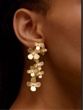 Oscar de la Renta • Hydrangea Crystal Pearl Cascade Earrings